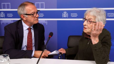 El ministro Guirao y la poeta uruguaya, en la rueda de prensa en que anunciaron el premio para Margarit