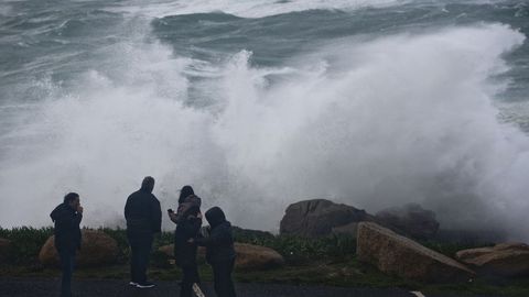 Gente demasiado cerca de las olas en A Coruña
