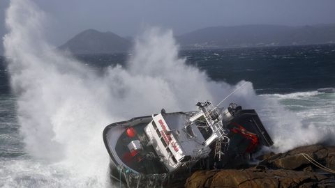 Las olas golpean en el Castro de Baroña el casco del Divina del Mar, encallado esta semana