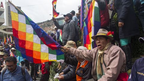 La bandera wiphala, smbolo de las comunidades andinas, ondea en la protestas en El Alto