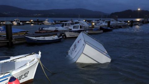 REMOLQUE DE LA EMPRESA GAMUS ESCOLA QUE SE LLEVÓ EL TEMPORAL Y APARECIÓ FLOTANDO EN VIVEIRO