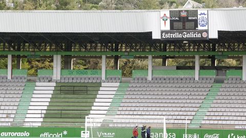 BOMBEROS Y REPRESENTANTES MUNICIPALES REVISAN LA GRADA DEL FONDO SUR DEL ESTADIO DE A MALATA