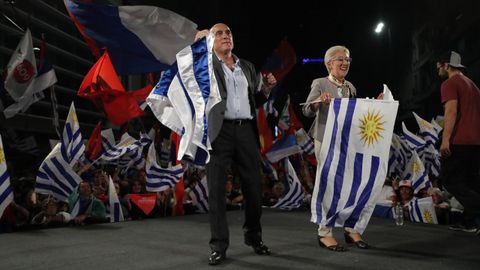 El candidato a la Presidencia de Uruguay por el Frente Amplio, Daniel Martnez, junto a su compaera de frmula a la Vicepresidencia Graciela Villar.