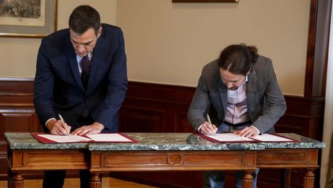 Pedro Sánchez y Pablo Iglesias rubrican el preacuerdo entre el PSOE y Unidas Podemos