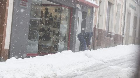 En A Fonsagrada, una espesa capa de nieve se acumuló en las calles