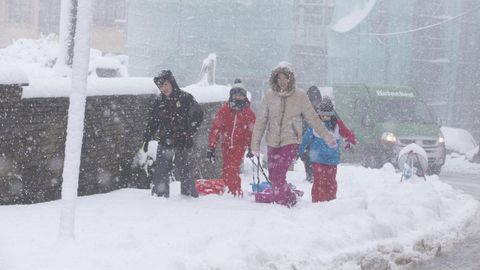 La Comisión Escolar de Alertas decidió suspender la actividad lectiva en la zona de la montaña de Lugo, por lo que se vieron afectados 822 alumnos de 17 centros de Baleira, Baralla, Becerreá, Castroverde, Cervantes, Folgoso do Courel, A Fonsagrada, O Incio, Navia de Suarna, As Nogais, Samos, Pedrafita do Cebreiro, Triacastela, Lugo y Negueira de Muñiz