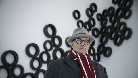 El artista portugués Cabrita Reis posa ante una de sus obras en el CGAC