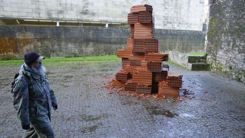 Un peregrino pasa ante una de las obras que Cabrita Reis realizó en los exteriores del museo