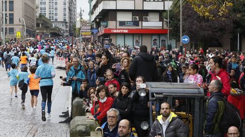 Búscate en el multitudinario pelotón de la San Martiño .Miles de atletas recorrieron las calles de Ourense en la clásica atlética de otoño