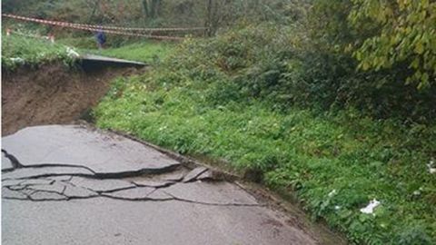 As ha quedado la carretera de acceso a Sograndio desde Proaza tras el temporal