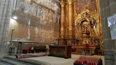 Retirada de las alfombras en la cabecera de la iglesia, donde se restaurarán el retablo mayor y los murales pintados en la década de 1920 por el artista Lesmes López