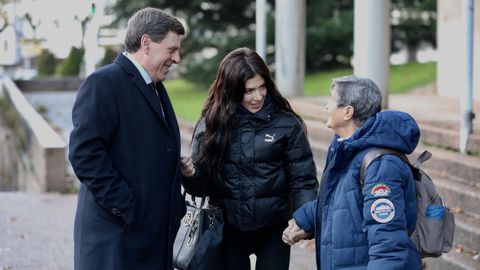 Juan Carlos y Valeria Quer saludan a la presidenta de la asociacin Clara Campoamor, Blanca Estrella Ruiz, a su llegada a la cuarta jornada del juicio