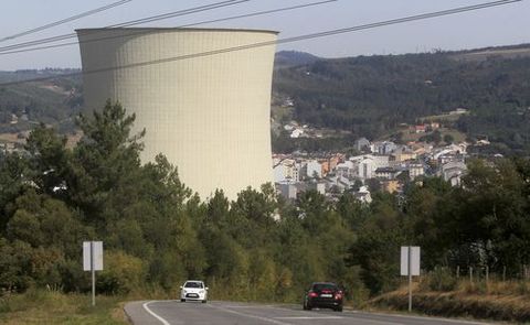 Torre de refrigeración de la central térmica de carbón de Endesa en As Pontes, cuyo futuro está en el aire