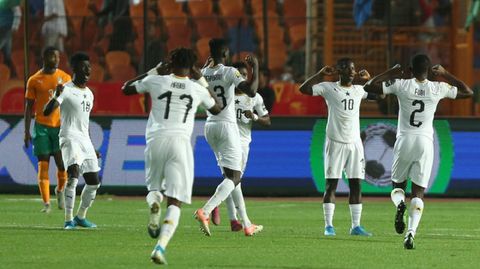 Yeboah, con Obeng en la izquierda de la imagen, celebra el gol de Ghana