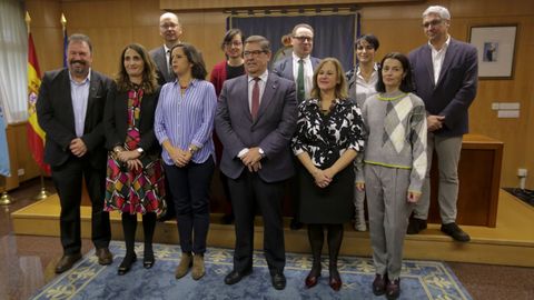Chus Movilla (segunda por la izquierda,en la fila de abajo), junto al resto del equipo de Julio Abalde, ayer en la presentación de la candidatura