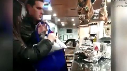 MALÚ Y ALBERT RIVERA COMPRANDO UNA BOLSA DE PATATAS BONILLA