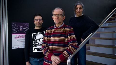 Enrique de la Torre, profesor de la Facultade de Educación y director del Cufie, y los técnicos Sonia Seijas y David Fociños, organizadores, junto con Ana Peña, de las jornadas de innovación. ÁNGEL MANSO