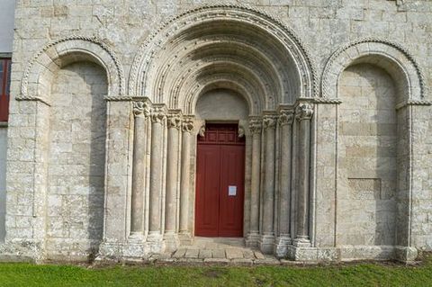 Puerta principal de la iglesia de Diomondi, uno de los más importantes monumentos románicos de la Ribeira Sacra