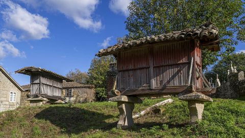 Hórreos tradicionales en Diomondi, donde acaba el recorrido