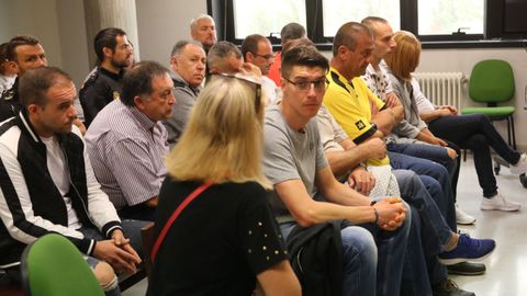 Manuel, segundo por la izquierda, con camisa de rayas de manga corta, el narcoabogado condenado, junto al resto de procesados
