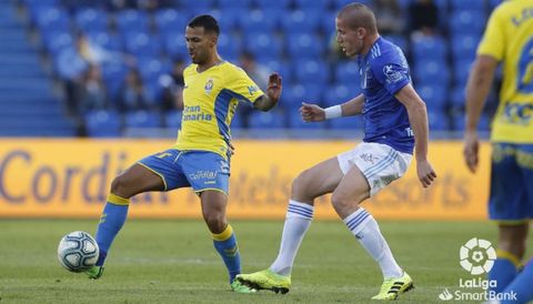 Lolo disputa un esférico con Jonathan Viera