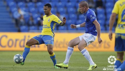 Lolo disputa un esfrico con Jonathan Viera