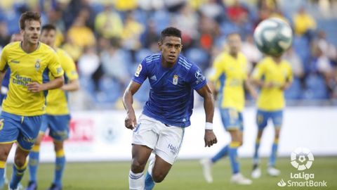 Bárcenas persigue un balón frente a Las Palmas