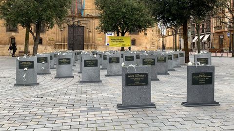 Cementerio efmero instalado en la plaza de Porlier en Oviedo con lpidas que recogen los nombres de las mujeres y nios que han sido vctimas de la violencia de gnero en Espaa en 2019