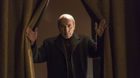 El actor Eusebio Poncela, en una de las dramatizaciones del documental «El cuadro»