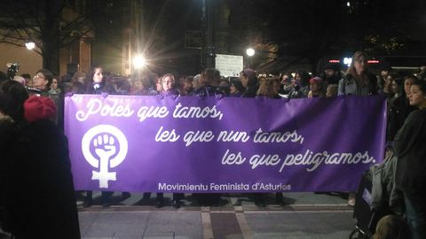 Pancarta extendida por la asociación Movimientu Feminista d'Asturies durante la manifestación del 25-N en Gijón