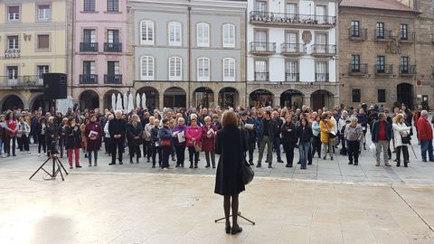 Lectura del manifiesto del Consejo de la Mujer de Avilés, en la plaza de España, durante el día internacional contra la violencia de género