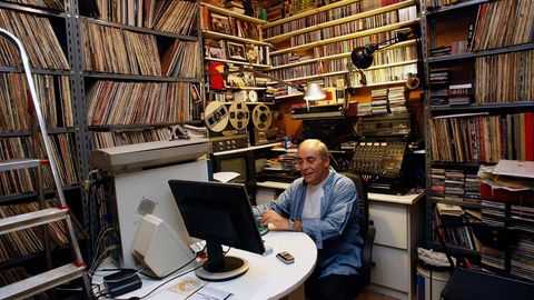 NONITO PEREIRA CON SU COLECCIÓN DE DISCOS EN UNA IMAGEN DEL 2008