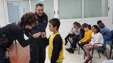 Agentes de Vigo entregan el carné de ciberexpert@ a los alumnos de primaria de un colegio de Vigo que siguieron un curso para visualizar los riesgos de la Red