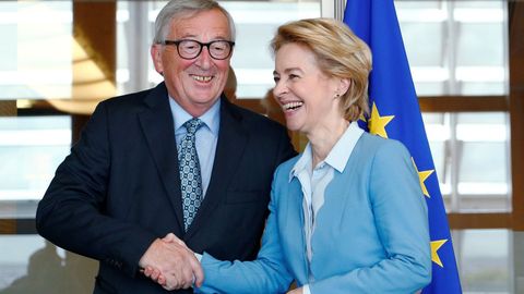 Juncker con su sucesora en la presidencia de la Comisión Europea, la alemana Vor de Leyen