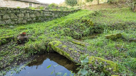 Una de las pasarelas de piedra que cruzan el arroyo de Baldomar