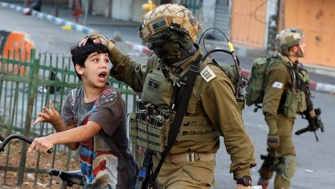 Soldados israelíes arrestan a un niño palestino, acusado de arrojar piedras durante enfrentamientos en Hebrón la pasada semana