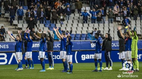Los jugadores del Oviedo celebran la victoria ante el Rayo Vallecano