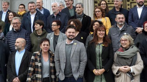 Néstor Rego (BNG), Mertxe Aizpurua (EH Bildu), Gabriel Rufián (ERC) y Laura Borràs (JxCat), en una foto de familia ante el Congreso con parlamentarios de estas cuatro fuerzas políticas