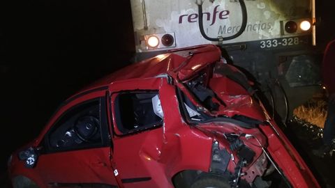 Este coche circulaba por las vías del tren hasta que fue embestido por una locomotora. El conductor dio positivo en drogas y alcohol.