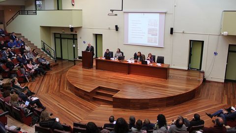 El rector, Santiago García Granda, interviene ante el claustro