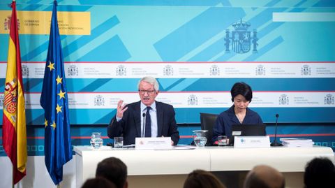 El secretario de Estado de Educación y FP en funciones, Alejandro Tiana, y la analista principal de PISA, Miyako Ikeda, durante su intervención en la presentación de los resultados del informe PISA