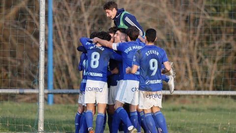 Los jugadores del Vetusta celebran el tanto de Riki al Atlético B
