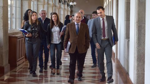 Entrada del grupo socialista al pleno de la Diputación