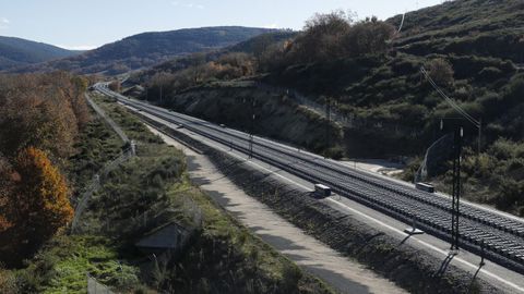 Balasto y traviesas desplegadas, así como algún poste de catenaria, en Vilar de Barrios, en el tramo del AVE entre Pedralba y Ourense