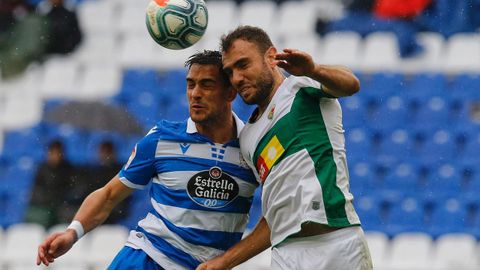 Lampropulos pugna con un rival en el partido contra el Elche