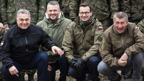 A la izquierda el primer ministro húngaro, Viktor Orban. En el otro extremo, su homólogo checo, Andrej Babis