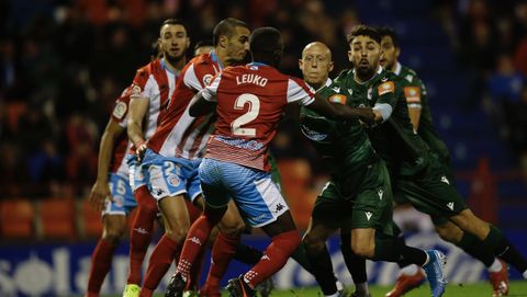Mollejo y Peru buscan un centro al área durante el reciente derbi contra el Lugo