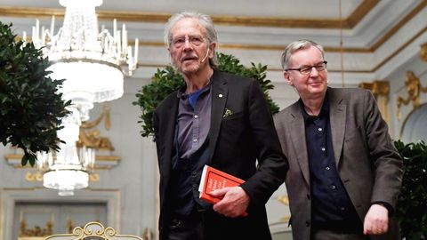 El escritor austríaco Peter Handke, a la izquierda, el viernes, a su llegada a la Academia Sueca, en Estocolmo, donde conversó con un grupo de periodistas