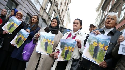 Representantes de una asociación de víctimas y supervivientes del genocidio serbio enarbolan la foto de Handke en Srebrenica, durante una de las protestas celebradas estos días en Sarajevo ante la Embajada sueca en Bosnia-Herzegovina