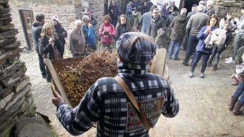 Un vecino de Froxán utiliza un abandoxo, el instrumento que permite acabar de separar la cáscara del fruto de la castaña